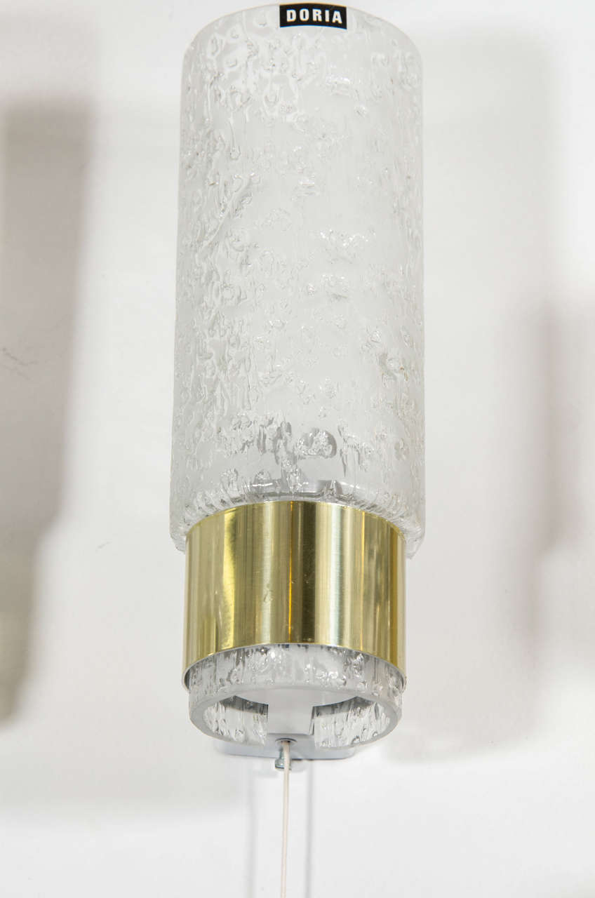 Paire d'appliques Doria en verre texturé et laiton Bon état - En vente à New York, NY