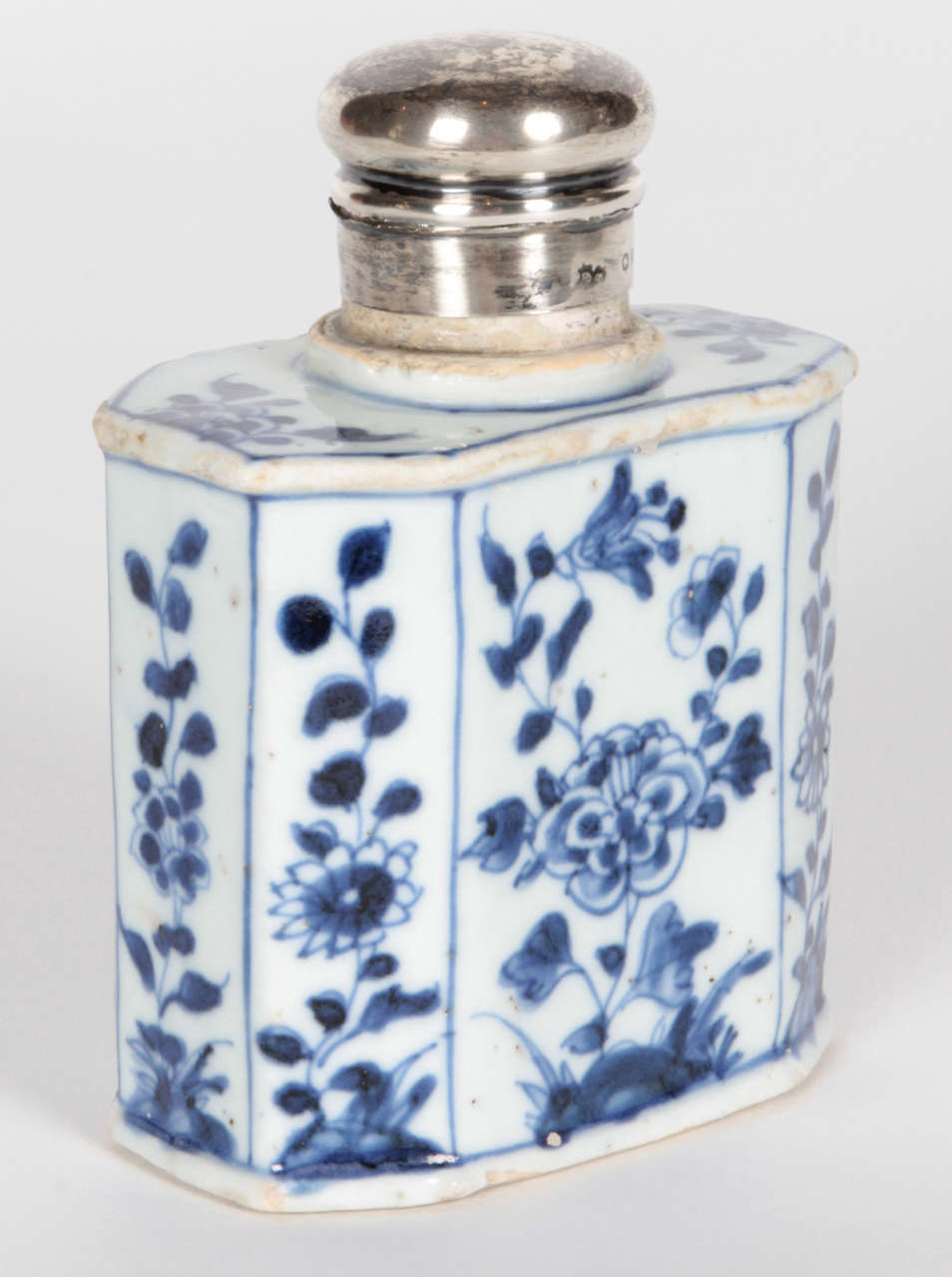 Chinese Export blue and white tea caddy with silver mount.
Ca. 1780