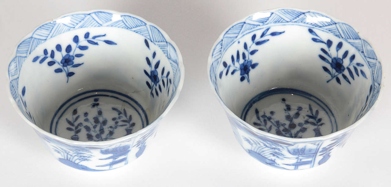 A pair of Chinese export cups and saucers  18th Century For Sale 3