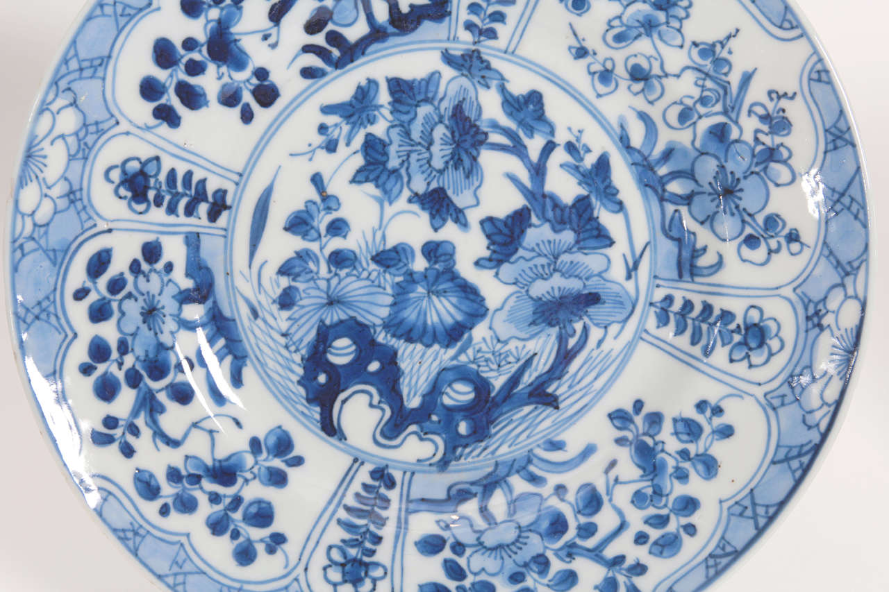 Pair of Chinese export blue and white plates 18th Century In Good Condition In New York, NY