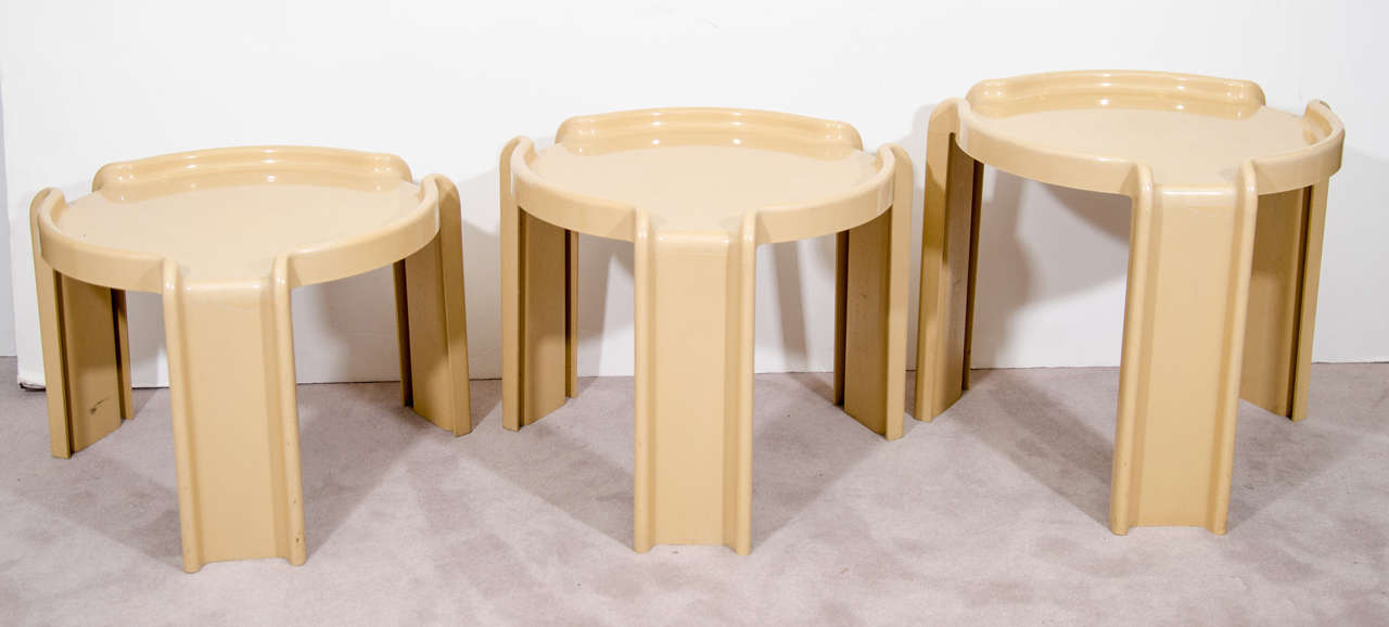 A vintage set of three tan plastic stacking tables by Italian designer Giotto Stoppino for Kartell. Some scratches and spotting.

Small: 13