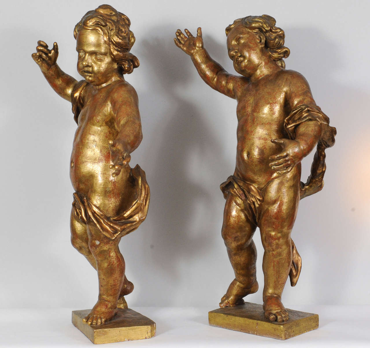 A pair of Dutch giltwood figures of putti, circa 1660 In Good Condition For Sale In Amsterdam, Noord Holland