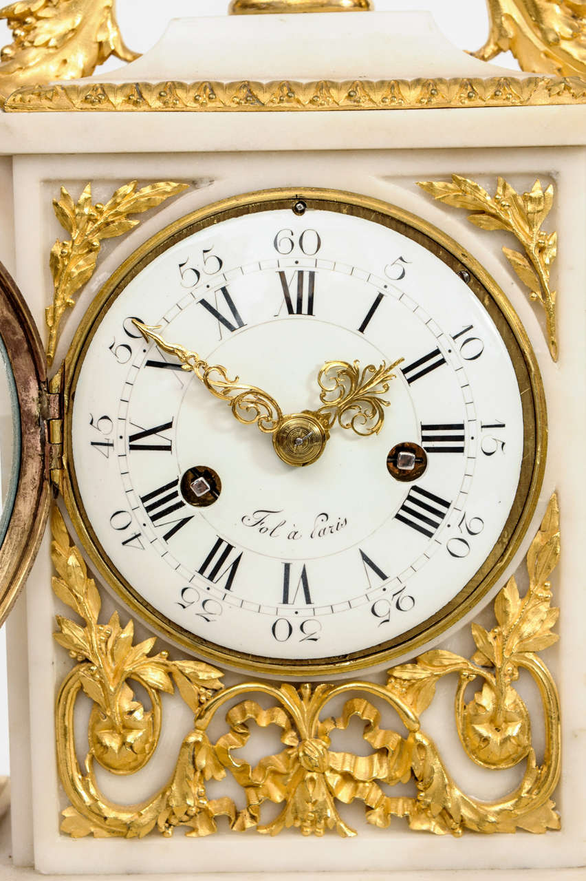French Louis XVI Ormolu-Mounted Marble Mantel Clock, circa 1780 In Good Condition For Sale In Amsterdam, Noord Holland