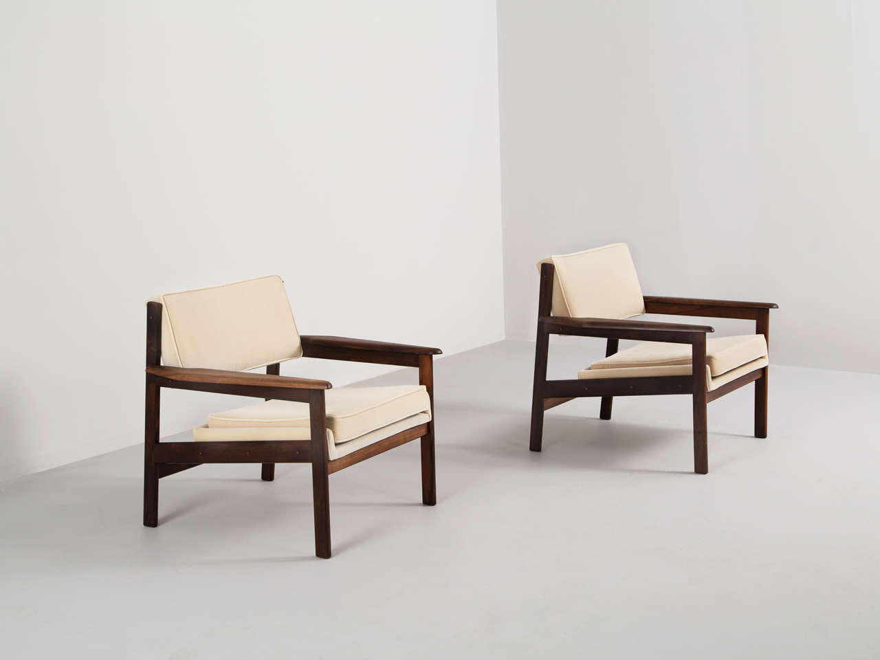 Very rare pare of 'Drummond' lounge chairs by Sergio Rodrigues for OCA furniture Brazil.

The chair has been produced in 1959 by OCA in Brazil from solid Jacaranda wood which is very rare to find nowadays. This kind of wood has a wonderfull grain