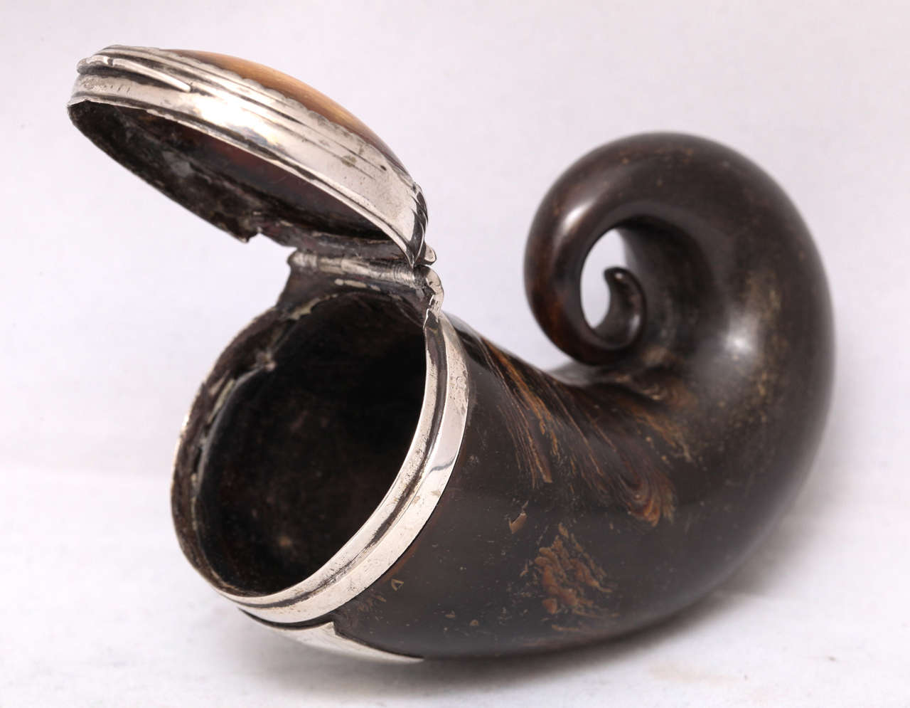 Georgian Sterling Silver-Mounted Horn Scottish Snuff Mull with Hinged Lid In Excellent Condition In New York, NY