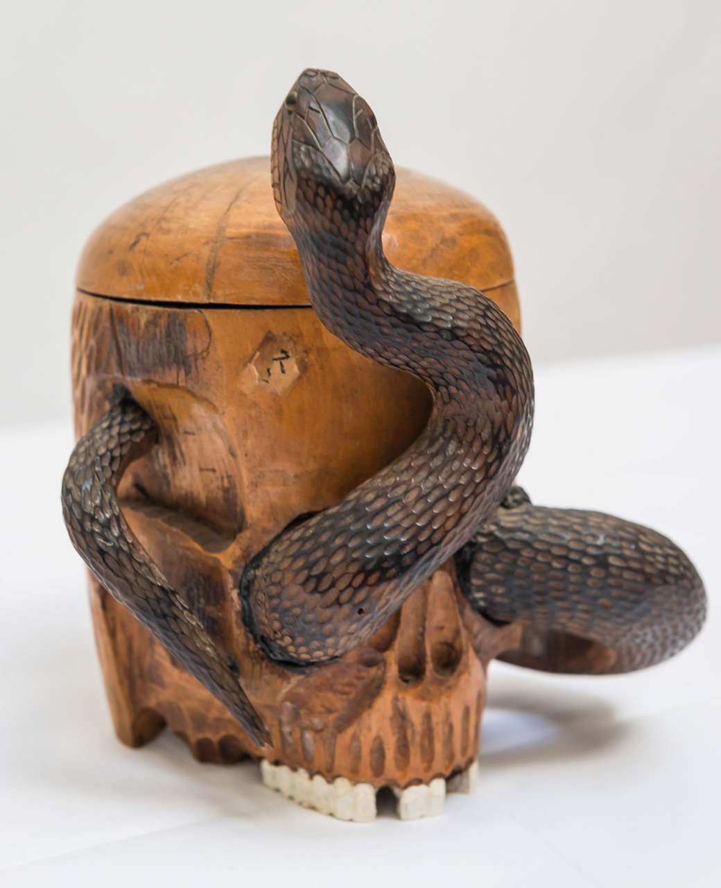 Japanese wooden humidifier from late 19th century.