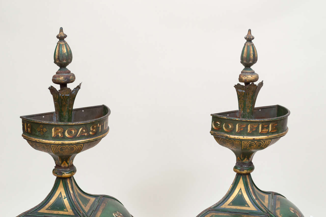 Victorien Paire de boîtes à café anglaises en tôle du 19ème siècle en vente