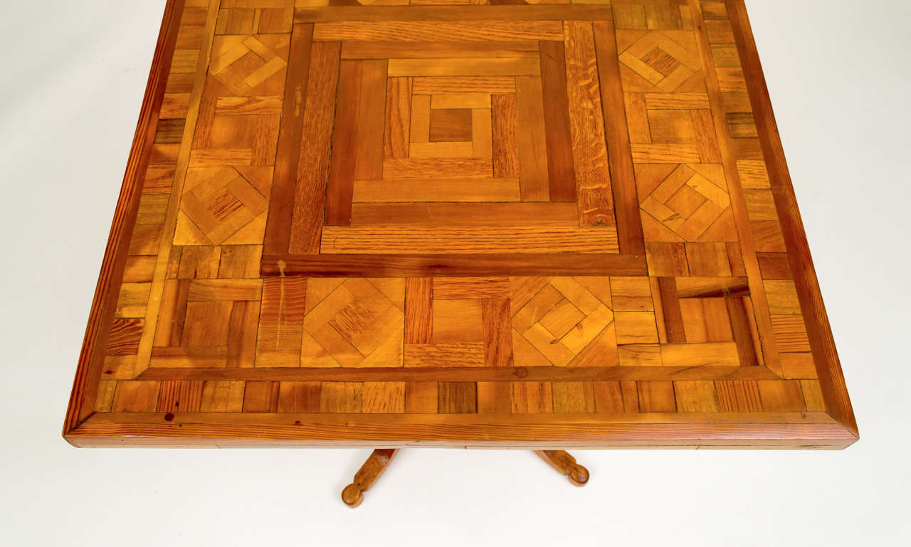 Marqueterie Début du 20e siècle, table à piédestal d'art populaire américain en vente
