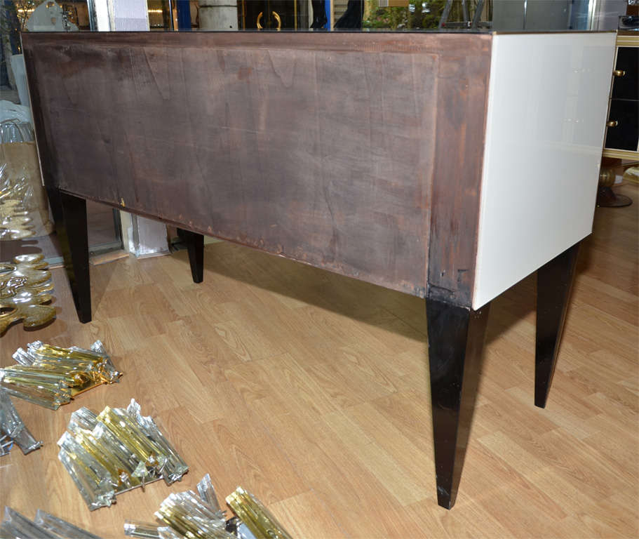 One commode all in mirror, with two drawers. 4