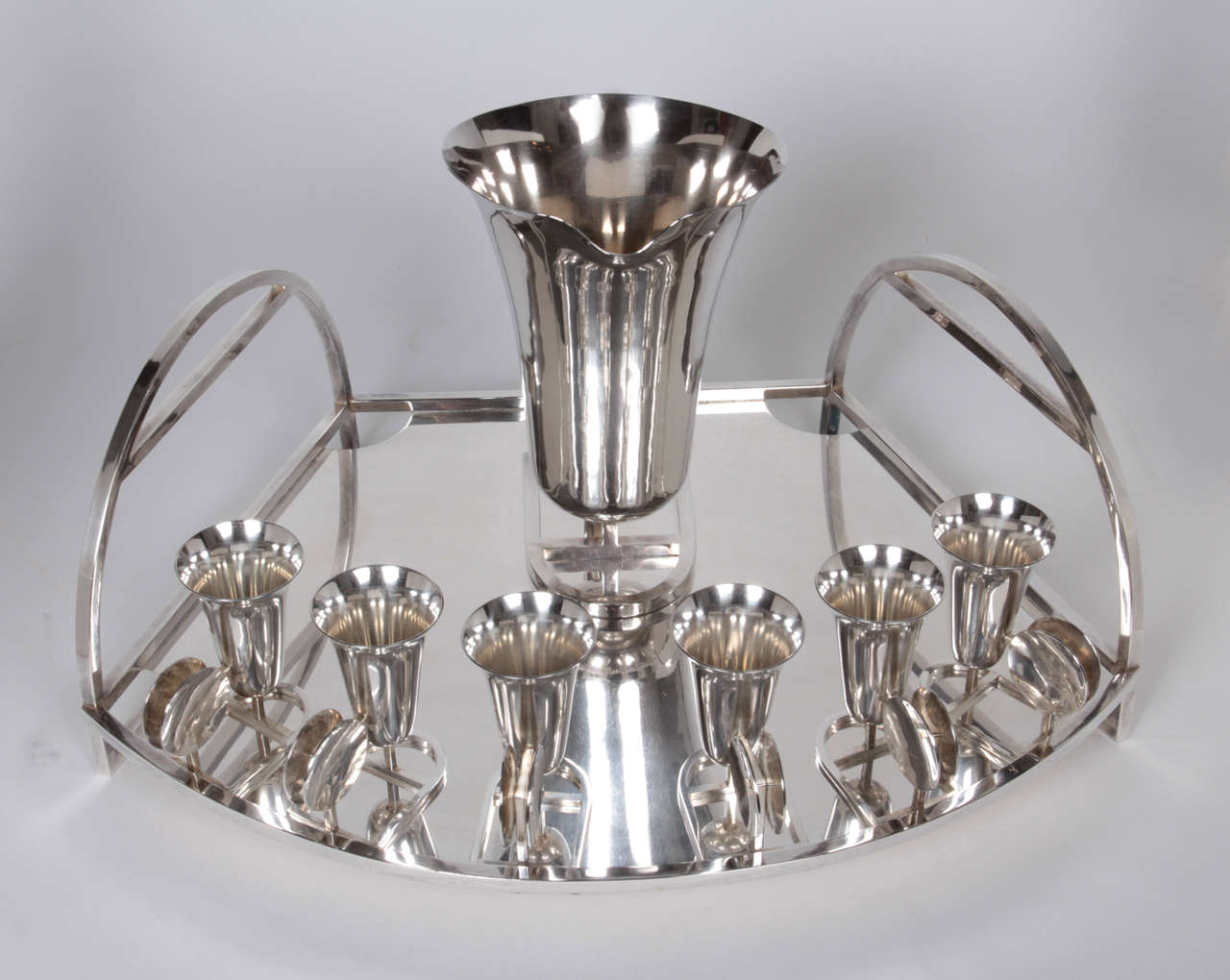 WILLIAM FREDERICK (1921-2012) Chicago (USA) 

Unique Modernist Cocktail/Cordial drinks set
 circa 1945-1950 

Hand-wrought sterling silver complete serving set comprising a pitcher with handle, six glasses/cordials with handles and an arching
