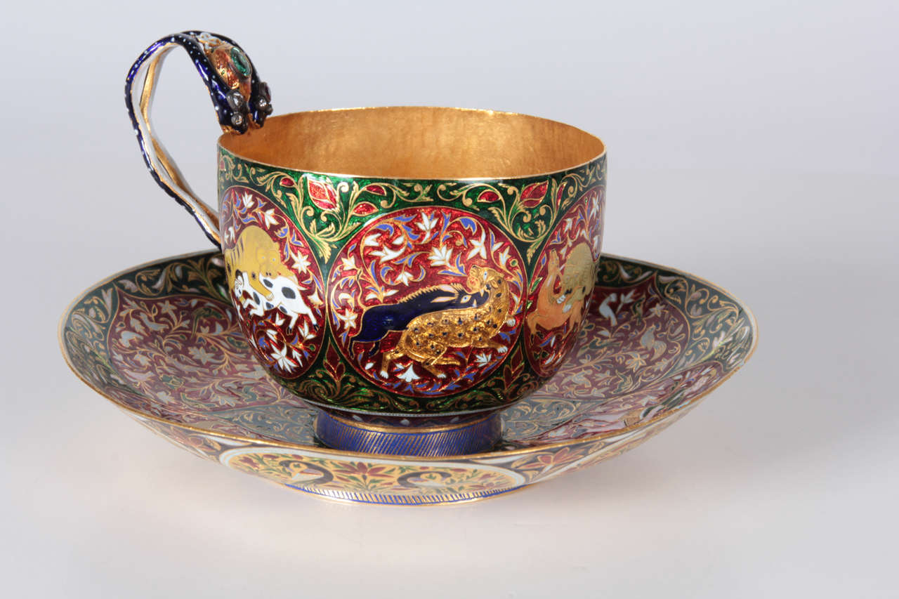 Jaipur Enameled and Gem Set Rare Solid Gold Cup and Saucer mid 19th Century In Excellent Condition For Sale In New York, NY