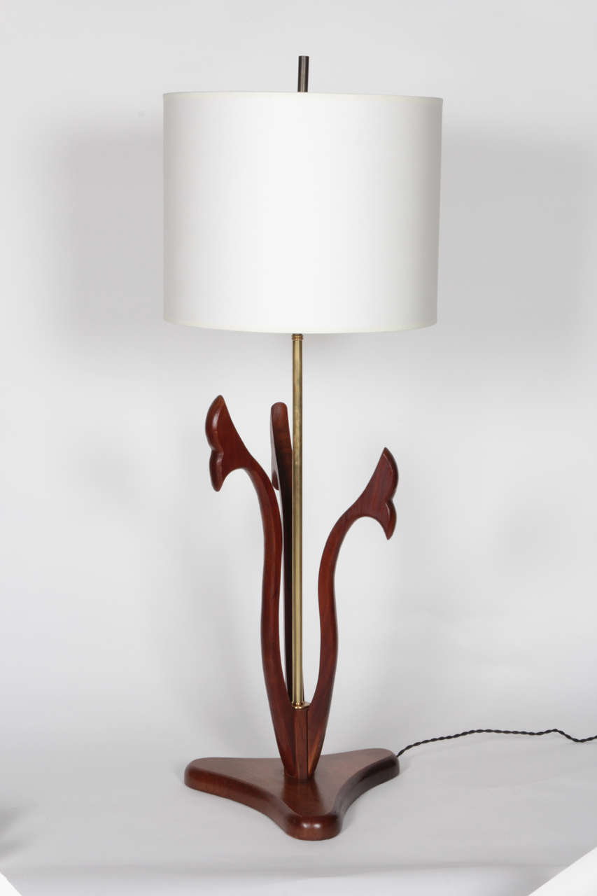 Lampe de table en bois sculptural avec tige centrale en laiton.  USA, vers 1950. Comprend un abat-jour à tambour.  Recâblé pour les États-Unis ; prend une ampoule à culot standard, 75 watts maximum.  Dimensions : Hauteur de la lampe à l'embout 36.5