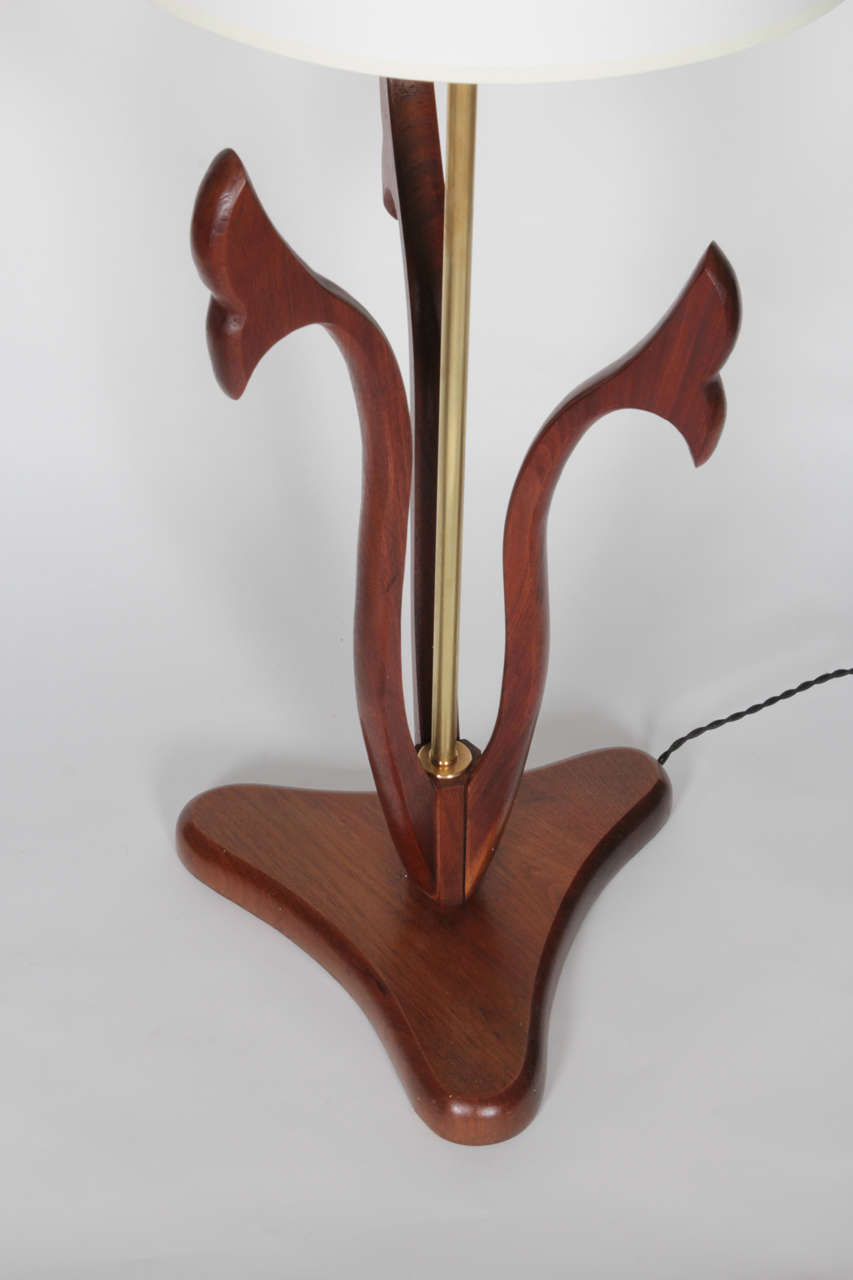 Mid-Century Modern Lampe de bureau sculpturale en bois du milieu du siècle dernier en vente