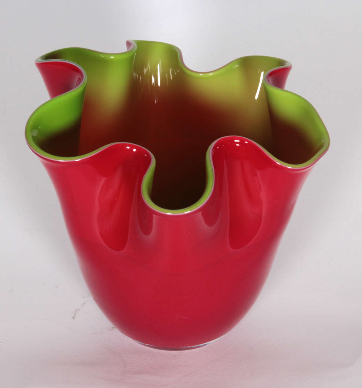Rote Glasvase mit grüner Innenseite im Stil eines Taschentuchs.  Italien, um 1960