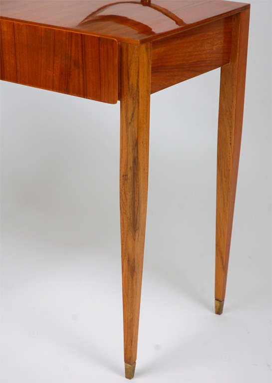 Elegant vanity dressing table designed by Gio Ponti. Original walnut wood finish with beautiful grain, slender tapered legs with brass feet, and adjustable brass original framed mirror. By Gio Ponti for Giordano Chiesa for the Hotel Parco dei