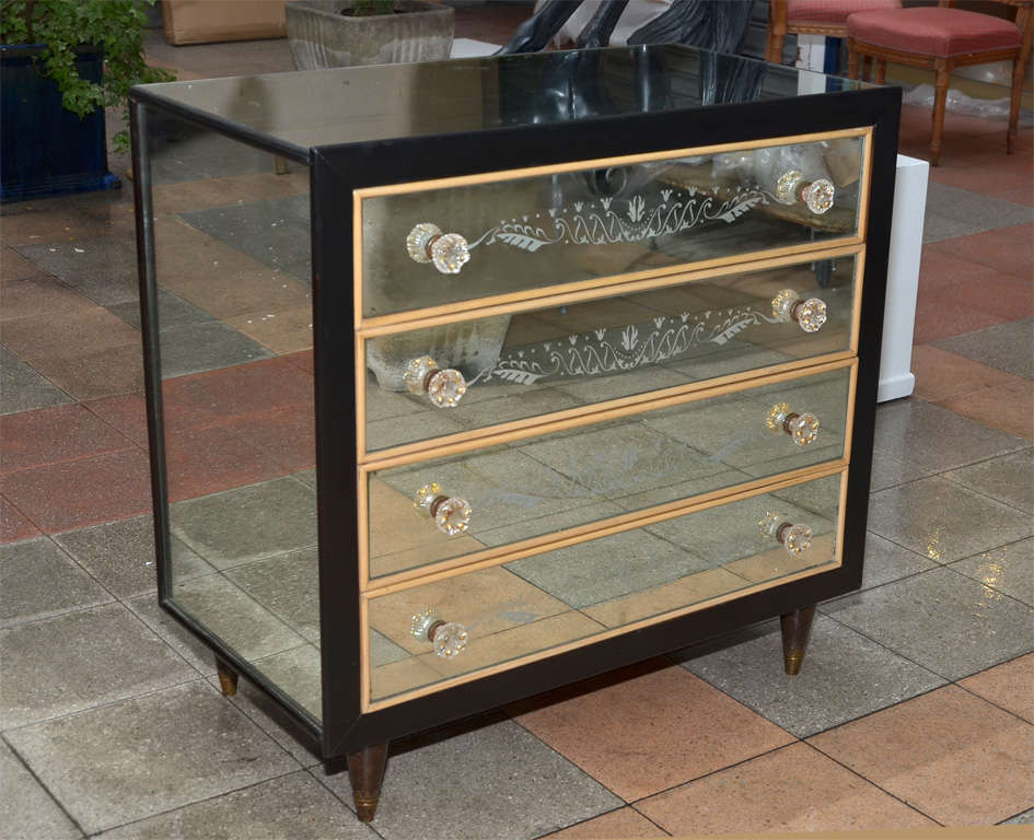 Commode with engraved mirror on the four drawers.