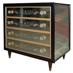 Commode with engraved mirror on the four drawers.