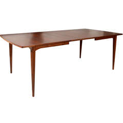 Beautifully figured walnut dining table with 2 large leaves
