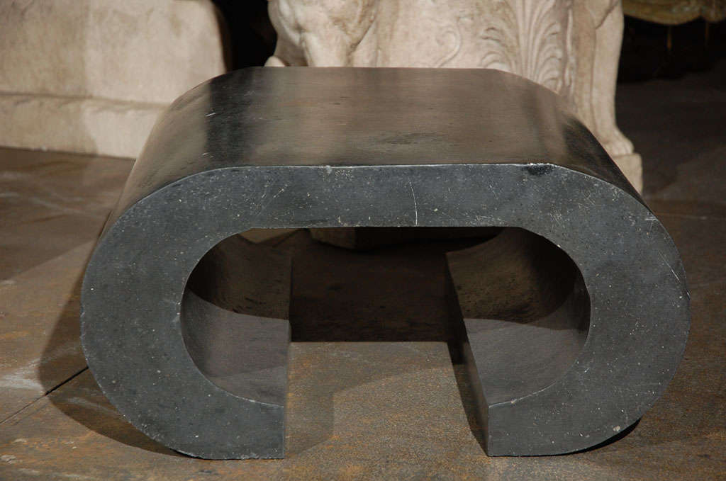 Milieu du XXe siècle Sculpture/table italienne en granit noir, datant d'environ 1950 en vente