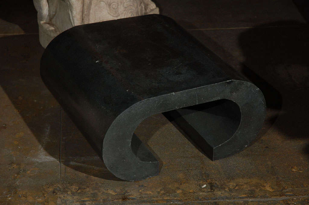 Table sculpturale italienne en granit noir.