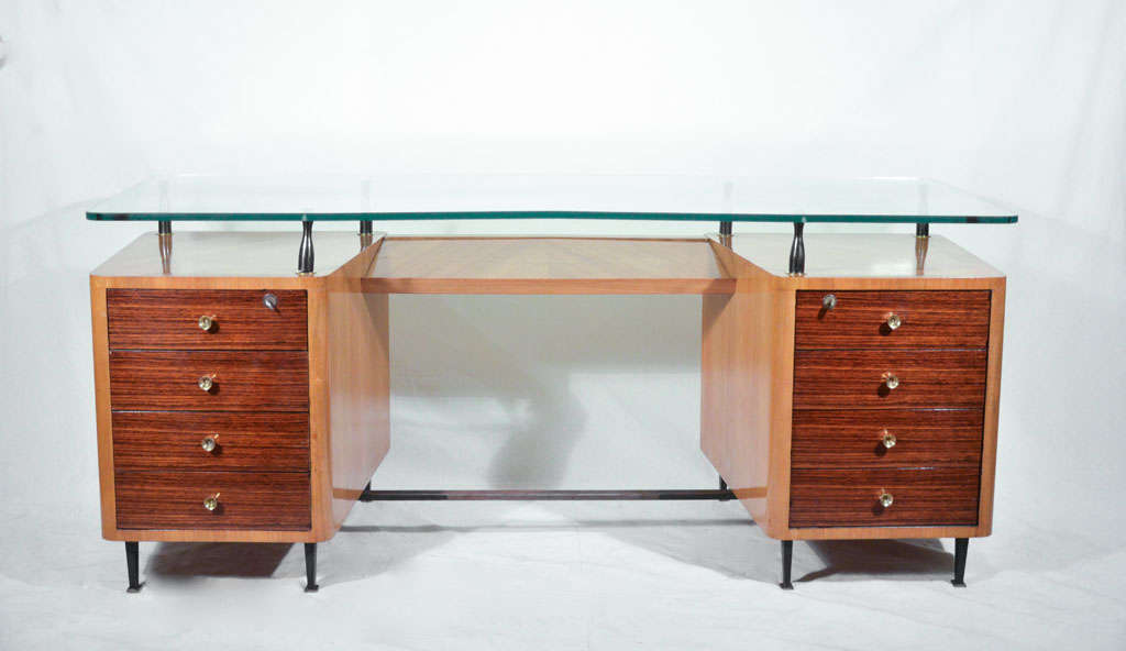 Unique executive desk designed by GIO PONTI (studio Ponti-Rosselli-Fornaroli)eight drawers; 
elm,rosewood,bronze and crystal

Misure:h 76cm , 80x 190 cm 
Sold with a copy of authenticity of Gio Ponti Archives.
Biblio:R. Aloi 