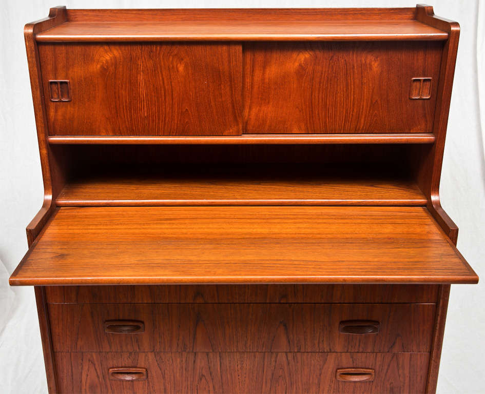 Borge Mogensen Upright Rosewood Desk In Excellent Condition For Sale In Stamford, CT