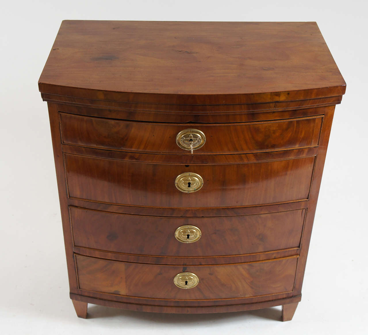 Fine Danish Bow-front Commode or Chest, c. 1800 In Excellent Condition In Kinderhook, NY