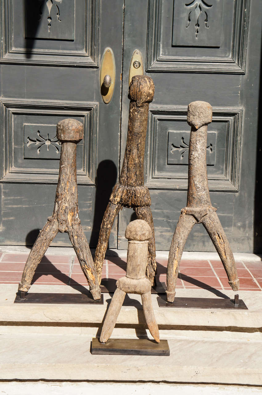 Diese beeindruckende Sammlung von vier geschnitzten Holzfiguren stammt aus dem afrikanischen Binnenstaat Burkina Faso. In diesem Land, das an 6 weitere Länder, darunter Mali, grenzt, gibt es mehrere ethnische Stammesgebiete. Während der
