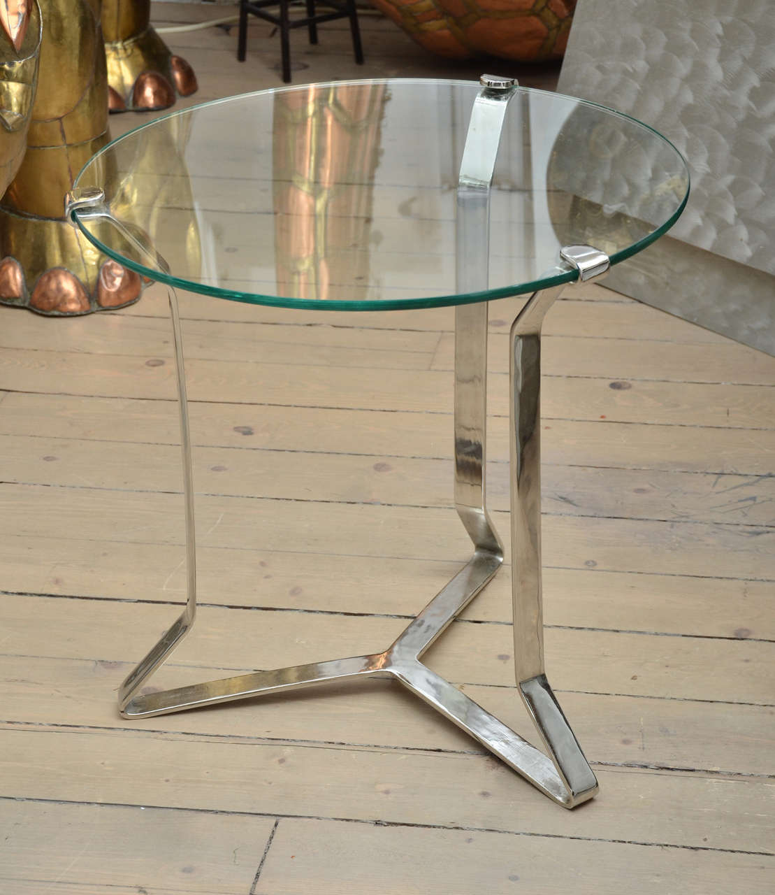 Paire de tables rondes à base de verre et de nickel en forme de 