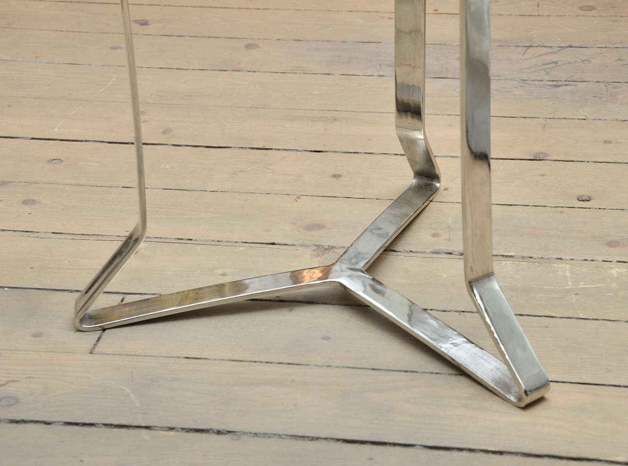 Mid-Century Modern Paire de tables à base en verre et nickel en forme de 