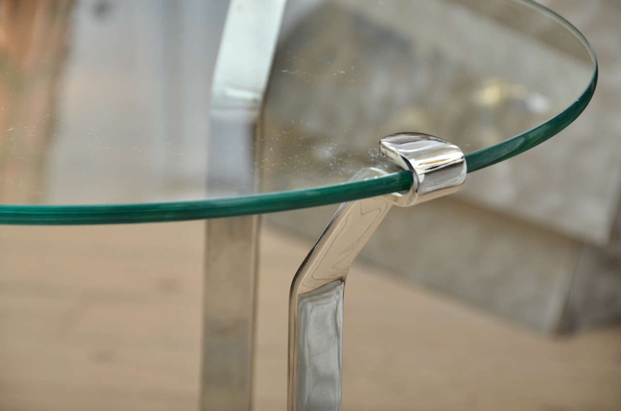 Paire de tables à base en verre et nickel en forme de 