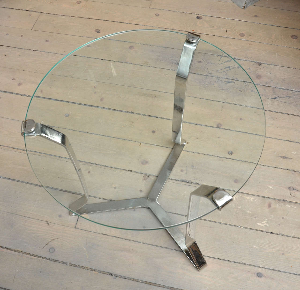 Milieu du XXe siècle Paire de tables à base en verre et nickel en forme de 
