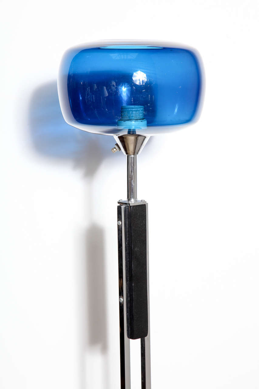 Dänische moderne dänische Nickel-Stehlampe aus Nickel mit blauem Kugelglasschirm im Zustand „Gut“ im Angebot in Bainbridge, NY