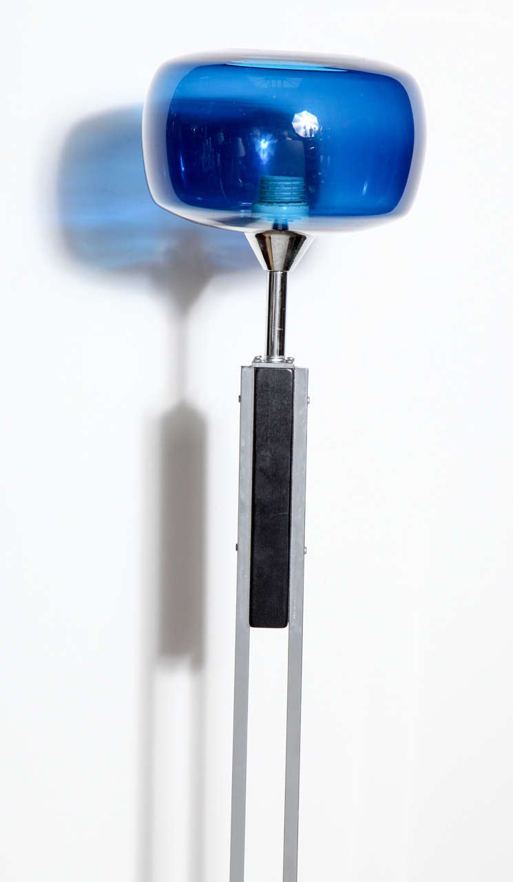 Dänische moderne dänische Nickel-Stehlampe aus Nickel mit blauem Kugelglasschirm (Beschichtet) im Angebot