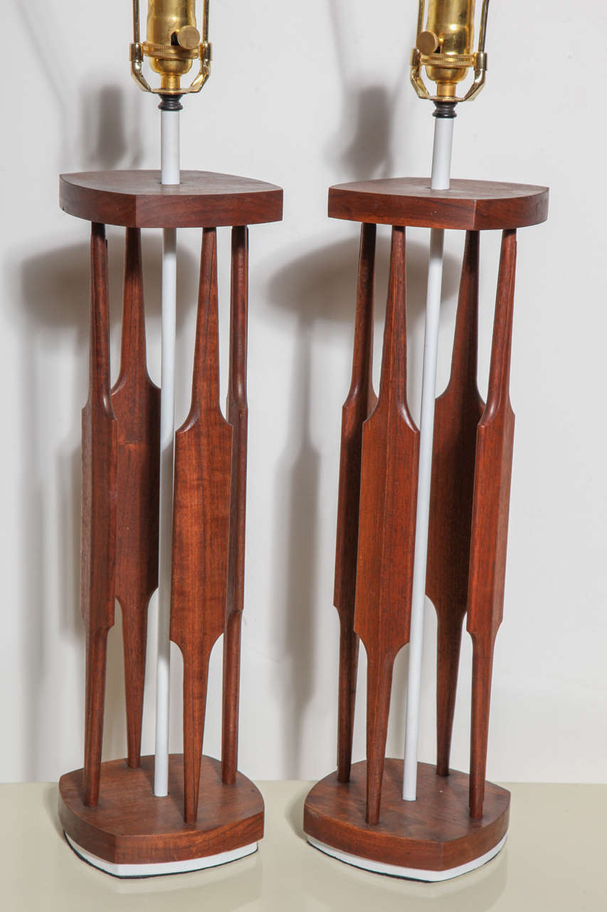 Großes Paar Tischlampen „Catkin“ aus Walnussholz und weißem Weiß von Tony Paul für Westwood, 1950er Jahre im Zustand „Gut“ im Angebot in Bainbridge, NY