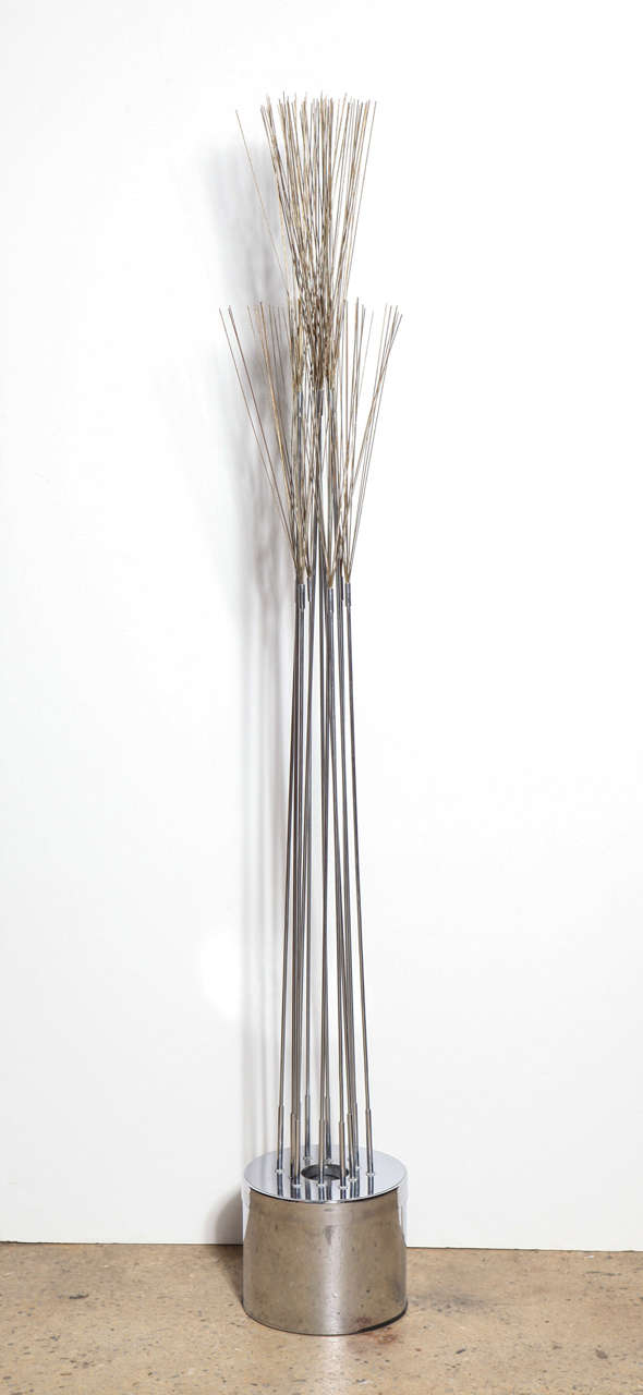 Curtis Freiler et Jerry Fels pour Curtis Jere abstraction botanique Laiton, acier et métal laqué Lampadaire, sculpture lumineuse, lampadaire, lampe de table. Faible encombrement. Les joncs, les brosses, les herbes et les balais en laiton sont