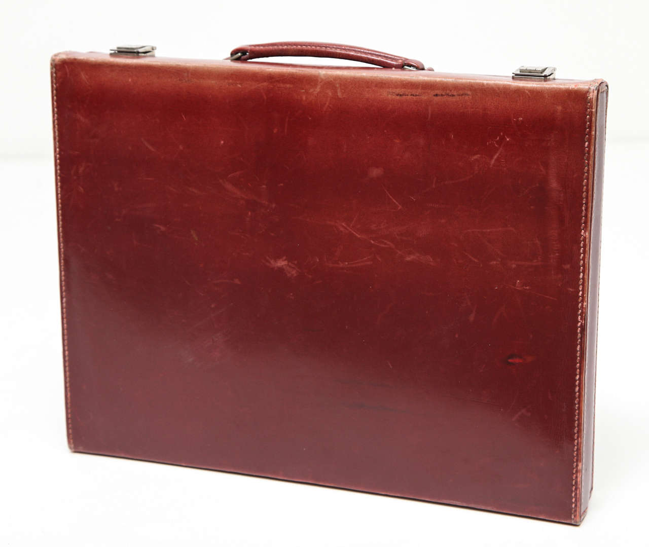Vintage Hermès men's leather deco travel case in excellent condition. Includes nail grooming tools in a separate case (a few items missing), a brush, mirrored toiletry bottles. Case is lined with suede and latches closed. Some scuffs on case