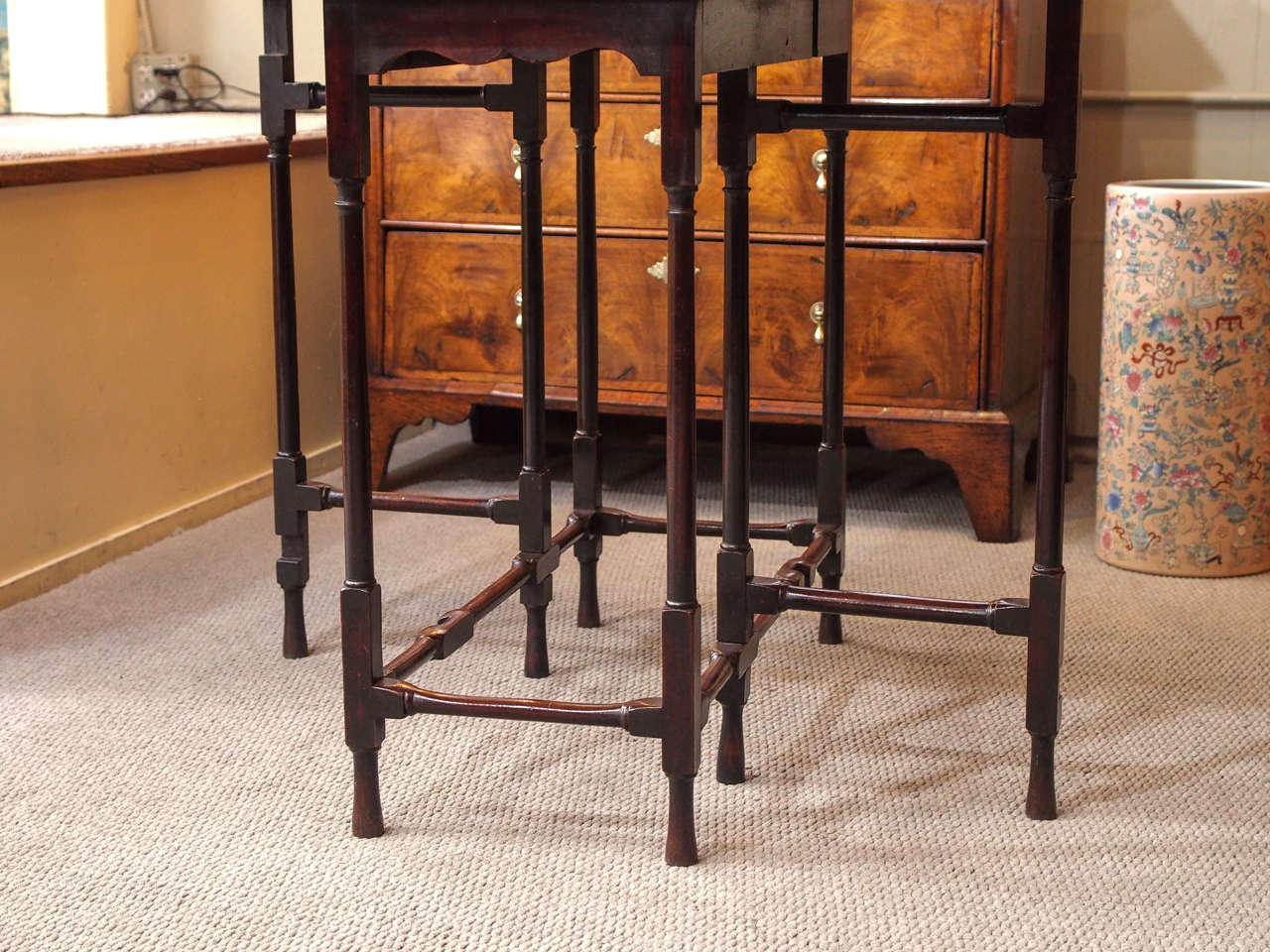 Mid 18th century English mahogany spider-leg table In Excellent Condition In New Orleans, LA