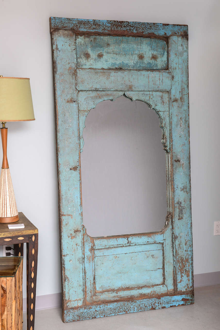 It was adopted as a mirror, distressed.
In the last photo you can see door details.
 can lean or hang