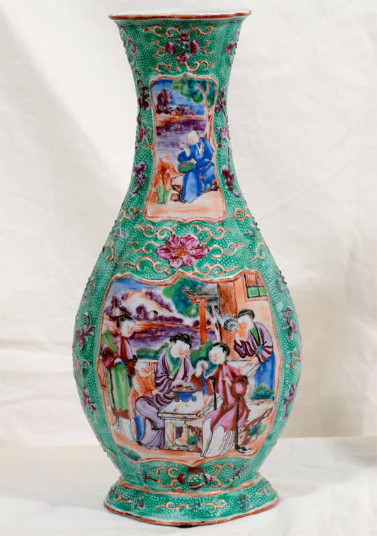 A Pair of 18th Century Chinese Porcelain Vases In Excellent Condition In Katonah, NY