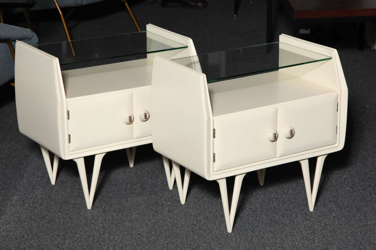 Pair of very stylish white lacquer night tables, made in 1950 in Milan by Dassi et Figli.
Very unusual form. Great V shape foot that Gio Ponti used on many of his cabinets and chairs.
   