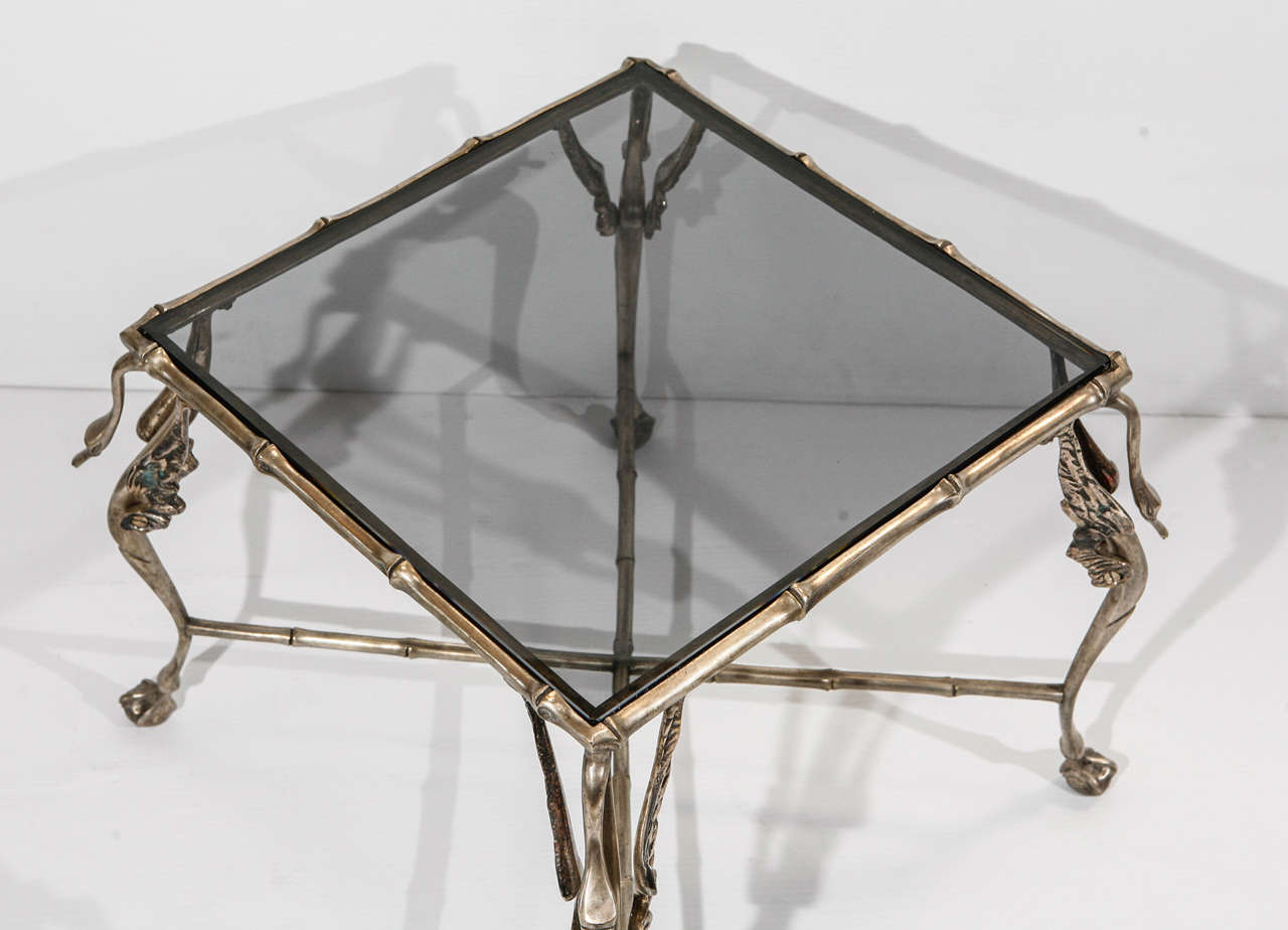 20ième siècle Paire de tables d'extrémité stylisées en vente