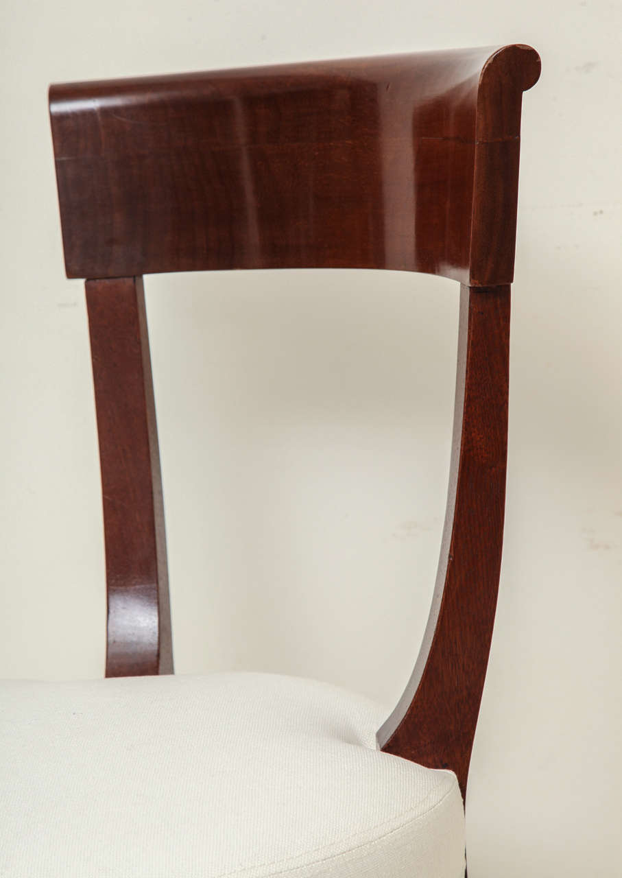 Walnut Chair with Curved Back and Round Upholstered Seat In Excellent Condition For Sale In New York, NY