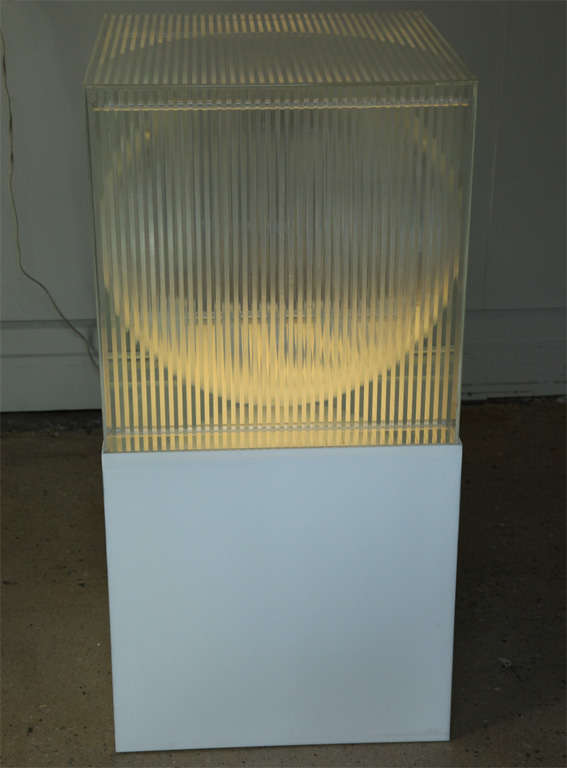 Américain Monumentale sculpture de lampadaire en lucite « Sphere in Cube » de Neal Small Op Art, années 1960 en vente