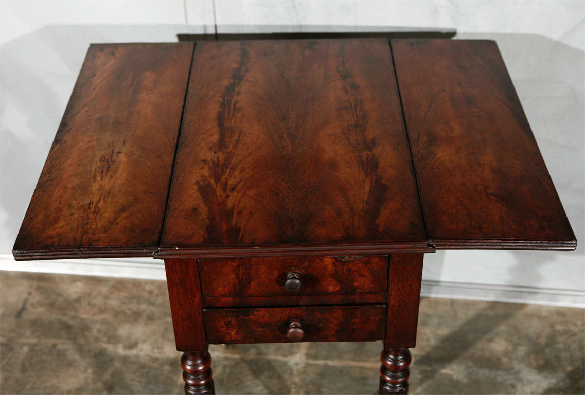 Antique Federal Table with Two Drawers In Good Condition In Culver City, CA