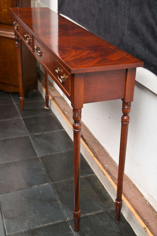 Intarsio Console inglese intarsiata su misura a due cassetti in mogano in vendita