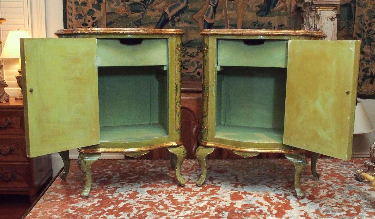 20th Century Pair of Italian Painted Bedside Cabinets For Sale