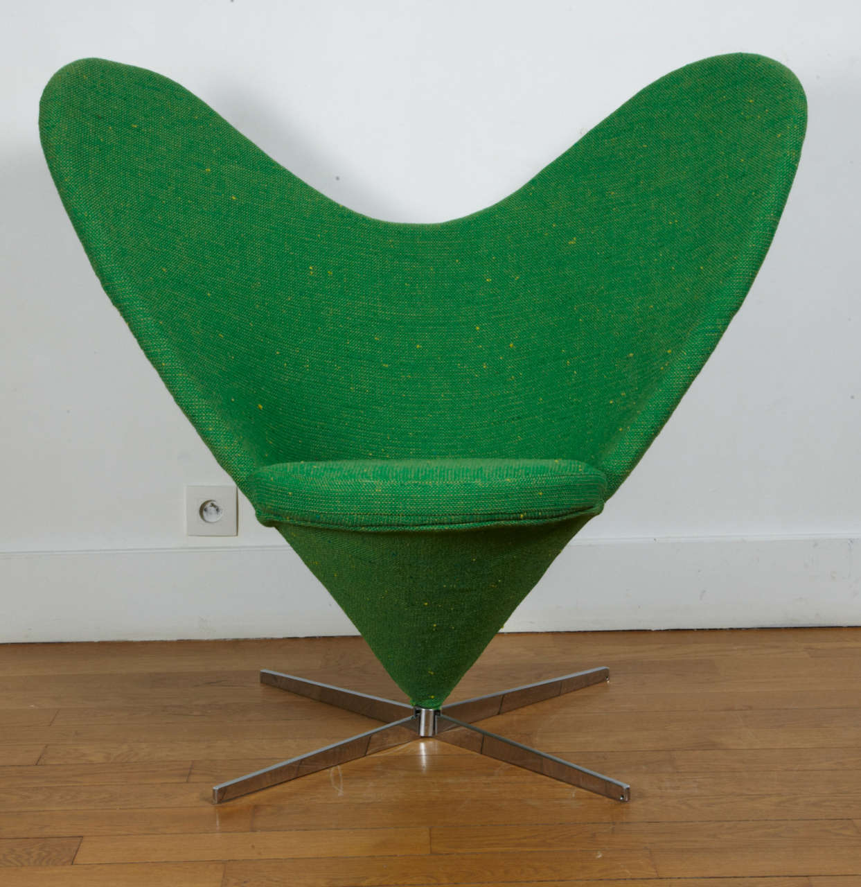 Pair of green covered “Heart Cone” armchairs, 1959, by Verner  PANTON  (Danemark 1926-1998).
Rotating model, circular cushion. Original fabric. Plus-linje manuf.(Type K3). 

Réf : A.von Vegesack and M.Remmele, Verner Panton: The Collected Works,
