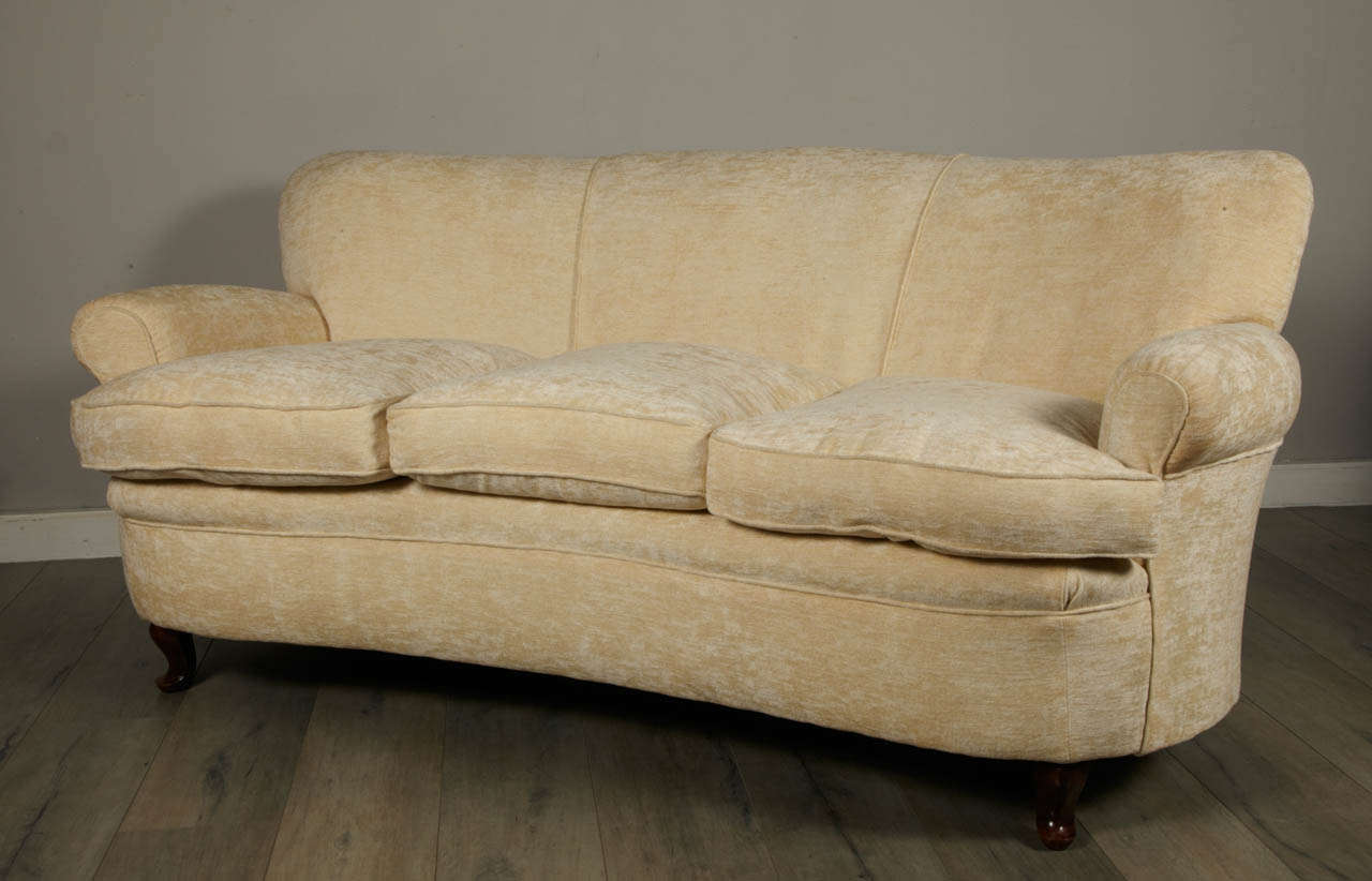 Nice crescent Italian settee.
Three-seat cushions.
 Four legs in walnut wood.
Beautiful reupholstered in elegant velvet.
 