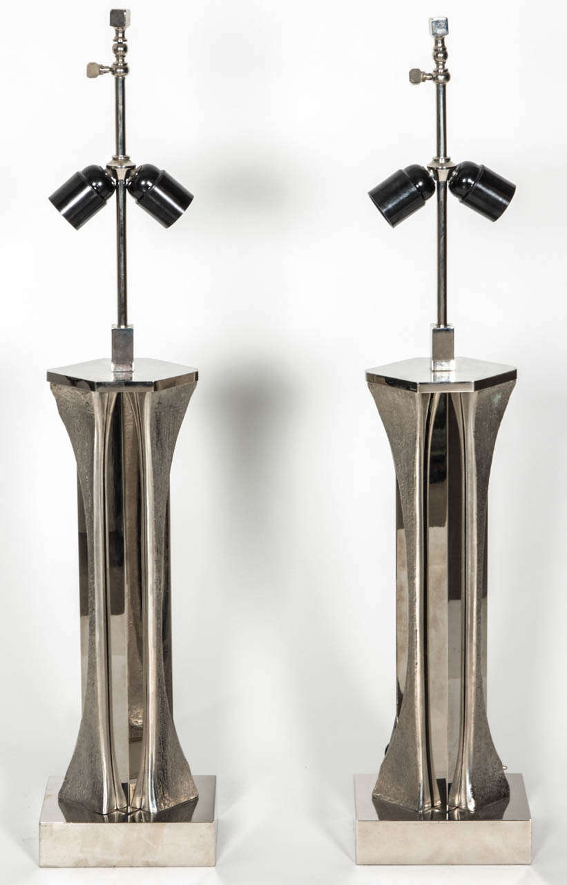 Erstaunliches Paar Tischlampen von Willy Daro, in Nickel-Bronze und Messing.
Neu verkabelt.